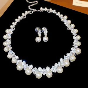 Elegante set di collana e orecchini di perle e cristalli in stile francese raffinato