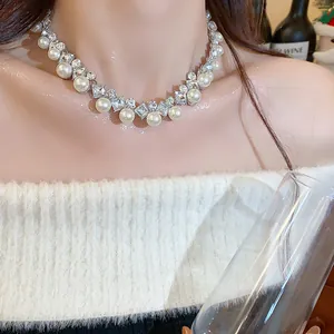 Vista dettagliata di un'elegante collana di perle e diamanti in stile francese su una modella