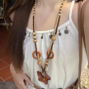 Vista dettagliata di una collana bohémien in legno con ciondolo a forma di stella