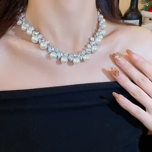 Dettaglio di un'elegante collana in stile francese con perle bianche e cristalli quadrati lucidi