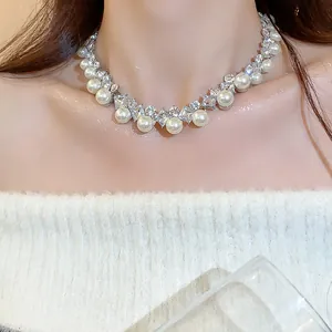 Vista dettagliata di una collana di perle e strass in stile francese sul collo di un modello