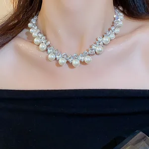 Primo piano dettagliato di un'elegante collana francese con perle e strass sul collo