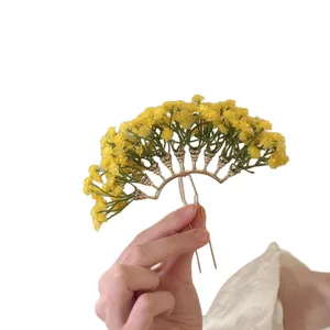 Elegante U-förmige goldene Haarnadel mit fächerförmigem gelbem Blumenarrangement für Damen
