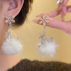 Eleganti orecchini a fiocco di neve in argento con cervo di strass e pompon bianco morbido