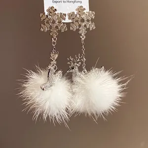 Orecchini in argento con fiocchi di neve di strass e pompon in pelliccia bianca