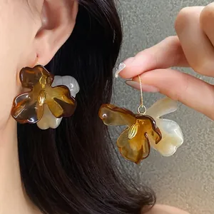 Boucles d'Oreilles Pendantes Fleurs en Acrylique Style Maillard Vintage Avec Tige en Argent Élégantes Boucles d'Oreilles Marron Blanc Femme Bijoux