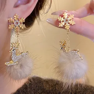 Orecchini a cerchio con renna di strass e fiocco di neve con pompon per l'inverno