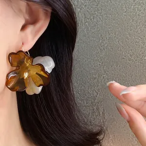 Boucles d'oreilles fleurs en acrylique ambre et blanc perle de style vintage