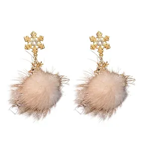 Eleganti orecchini pendenti con fiocchi di neve e pompon di pelliccia, argento S925