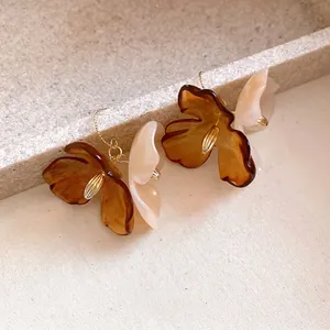 Élégantes boucles d'oreilles pendantes fleurs en acrylique Maillard vintage or