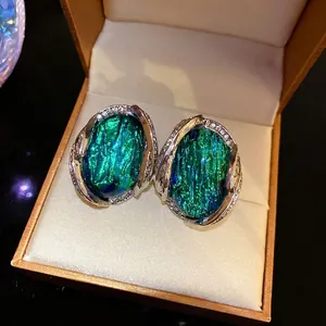 Eleganti orecchini geometrici in argento con resina verde e strass scintillanti.