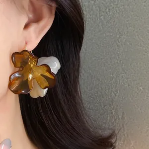 Vue détaillée de boucles d'oreilles fleurs en acrylique style Maillard