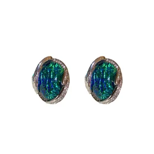 Eleganti orecchini a perno ovali in resina con pietre verdi iridescenti e accenti di diamanti