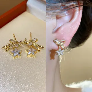 Pendientes elegantes de aguja de plata con lazo de circón y colgante de estrella