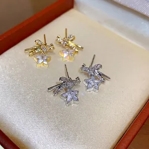 Elegantes pendientes de plata con lazo y estrella con cristales de circonita brillante
