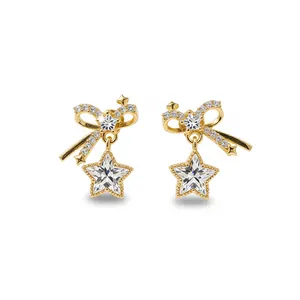 Elegantes pendientes de lazo y estrella dorados con circonitas cúbicas brillantes