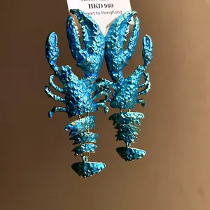 Detaillierte Makroansicht von blauen Hummer-Ohrringen mit einer einzigartigen Struktur-Lackierung