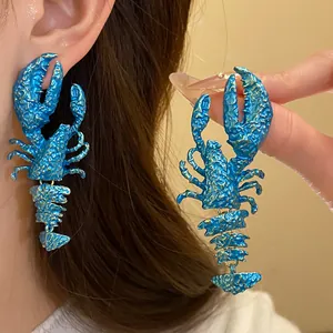 Detailansicht der blauen Hummer-Ohrhänger mit Segmentierung und Metallic-Finish