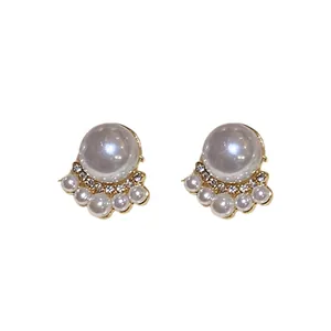 Elegantes pendientes de perlas estilo palacio retro francés con detalles de diamantes