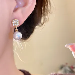 Primer plano de pendientes de perlas de estilo vintage francés con cristales en la oreja