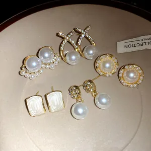 Elegante set de pendientes con perlas y pedrería en acabado dorado estilo vintage
