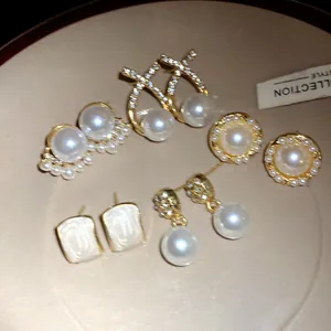 Vista detallada de un conjunto de pendientes retro con perlas y pedrería dorada