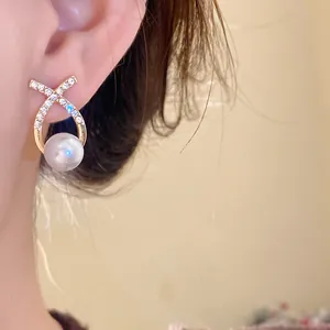Detalle de pendiente vintage francés con cristales pavé y una perla elegante