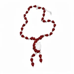 Elegante collar de resina con cuentas rojas y colgante ovalado blanco en el centro