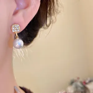 Primer plano de un elegante pendiente de perla de estilo vintage francés con pedrería