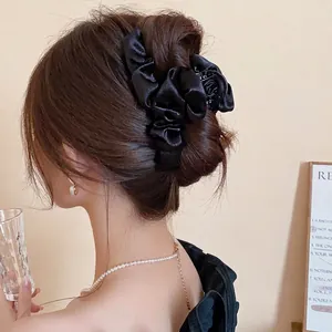Elegante fermaglio per capelli in tessuto a pieghe nero per uno chignon retrò francese