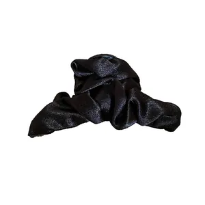 Elegante pinza per capelli in tessuto nero arricciato in stile francese per un look chic