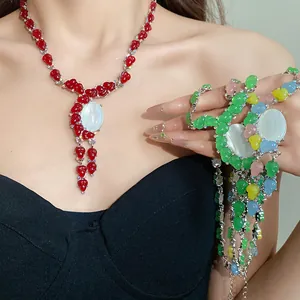 Vista detallada de un dulce collar de resina con capullos de flores y óvalo