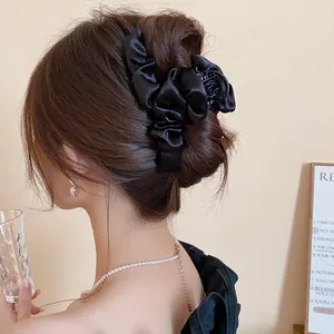 Vista dettagliata di un fermaglio per capelli francese vintage in tessuto nero su un'acconciatura