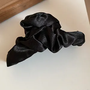 Elegante molletta per capelli in raso nero pieghettato in stile vintage francese