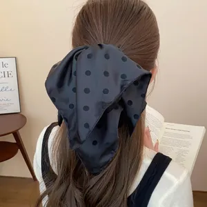 Pinza de pelo elegante en satén negro con lunares para estilos retro de otoño