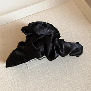 Elegante pinza per capelli in tessuto nero arricciato in stile vintage francese