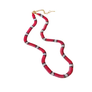 Collar geométrico con estampado de serpiente roja y cierre dorado ajustable para mujer