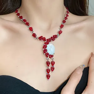 Elegante collar de flores de resina roja con piedra blanca ovalada para un look dulce.