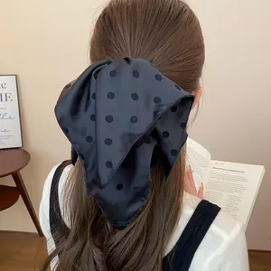 Primer plano de un clip para el pelo vintage con lunares negros en cabello castaño