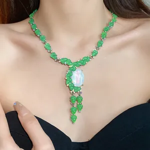 Primer plano de collar de brotes de resina verde con centro ovalado iridiscente usado