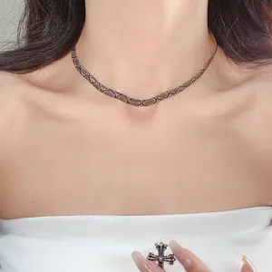 Vista detallada de un collar gargantilla vintage con patrón de serpiente en un modelo