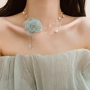 Detail of the elegant light green mesh flower necklace featuring pearls and zircon
