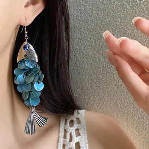 Boucles d'oreilles pendantes rétro en forme de poisson avec écailles bleues irisées
