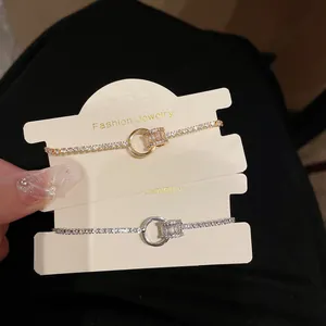 Nahaufnahme von gold- und versilberten geometrischen Armbändern mit Zirkoniasteinen