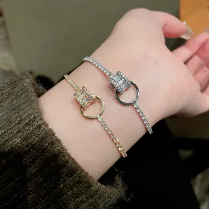 Detailansicht von gold- und versilberten geometrischen Armbändern mit Zirkonia-Steinen