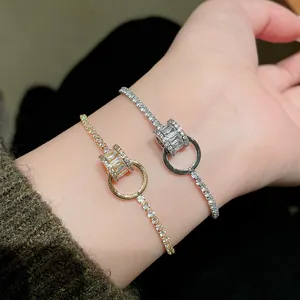 Detailansicht von eleganten geometrischen Zirkon-Armbändern in Gold und Silber