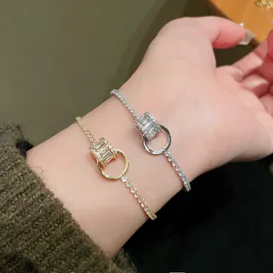 Elegante Nahaufnahme von vergoldeten und versilberten Zirkonia-Armbändern mit Design