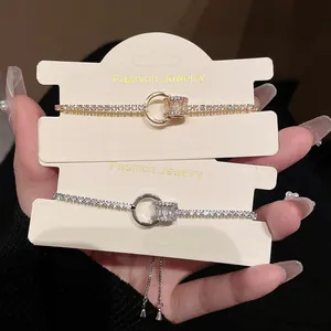Detailansicht von vergoldeten und versilberten geometrischen Zirkon-Armbändern