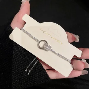 Nahaufnahme eines funkelnden Zirkonia-Armbands auf einer Schmuckdisplaykarte für Damen