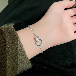Detaillierte Nahaufnahme eines funkelnden geometrischen Zirkonia-Armbands am Handgelenk